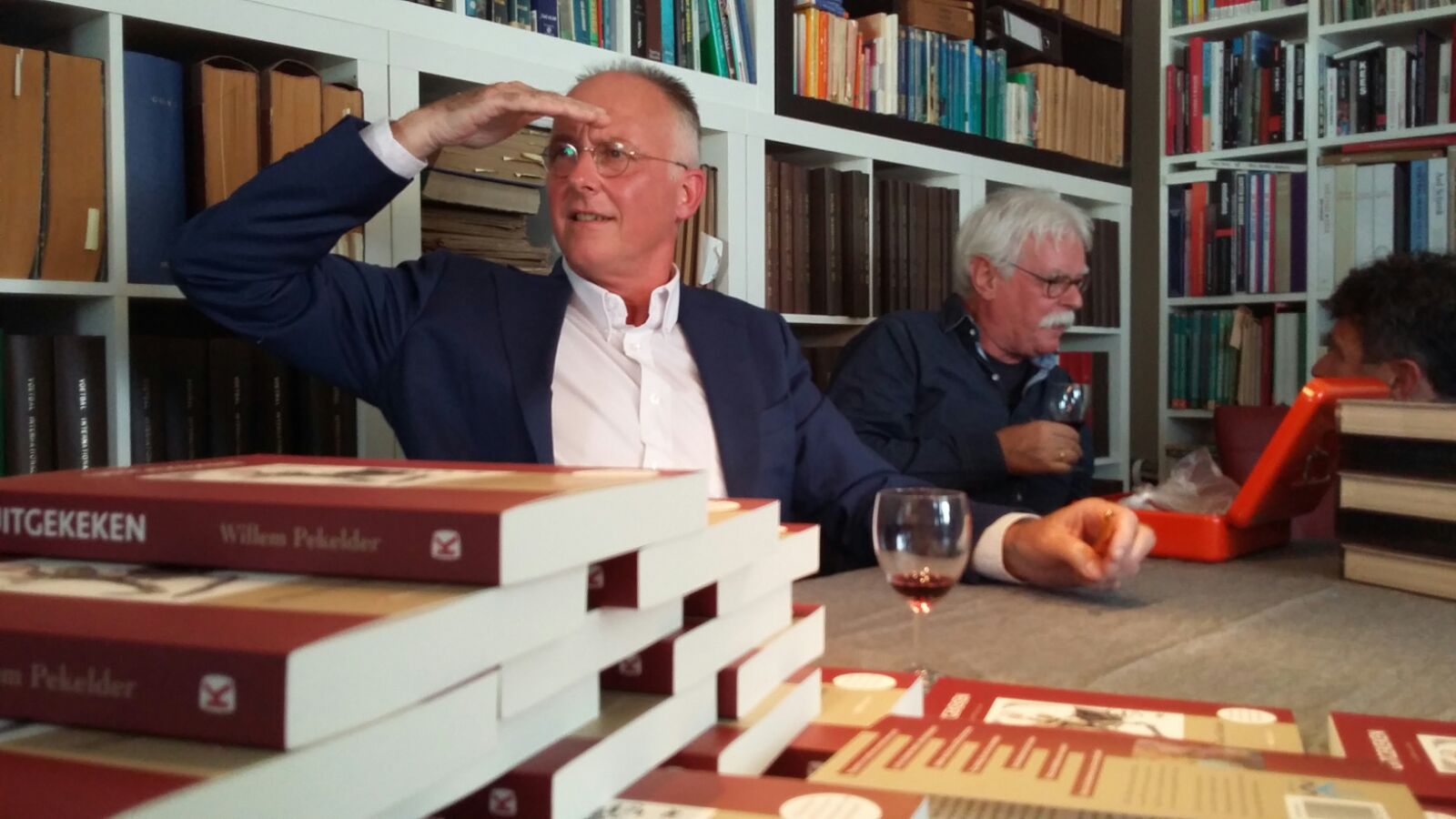 Signeren met mijn uitgever Matty Verkamman (r) van Kick Uitgevers.