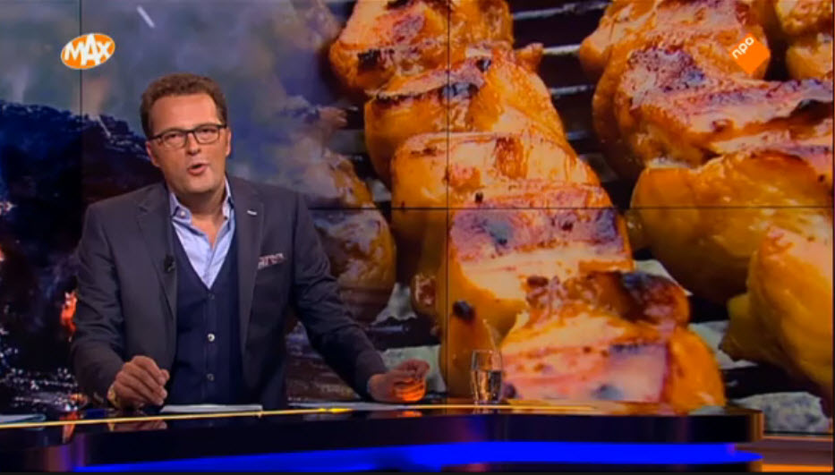 Jeroen Latijnhouwers proeft het bbq-weer in 'Hallo Nederland'.