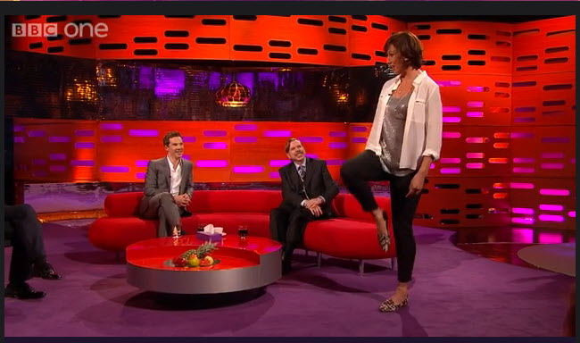 Miranda Hart doet een Beyoncé-loopje voor Graham Norton.