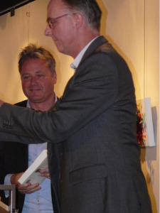 Henk Hagoort met het eerste exemplaar.