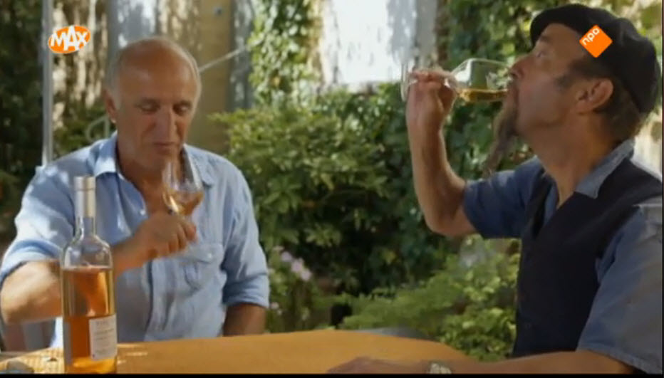 Ilja Gort (r), rosé slobberend bij Franse wijnboer Bernard.