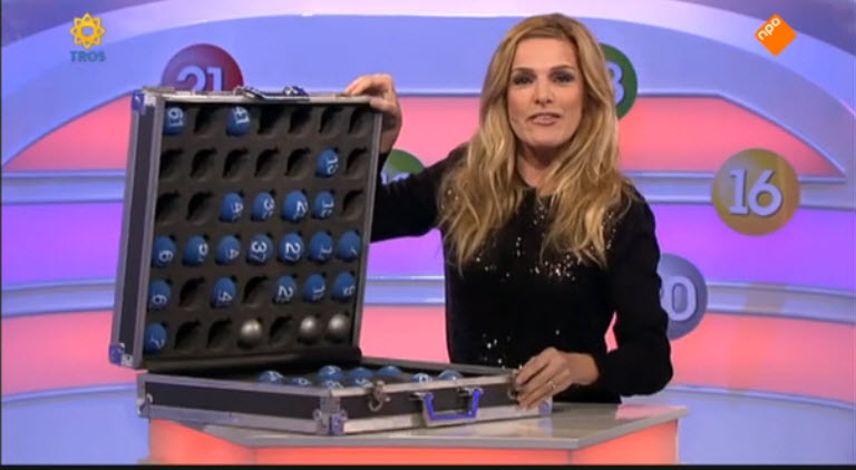 Lucille Werner, presentatrice van het jubilerende 'Lingo', met de ballenkoffer.