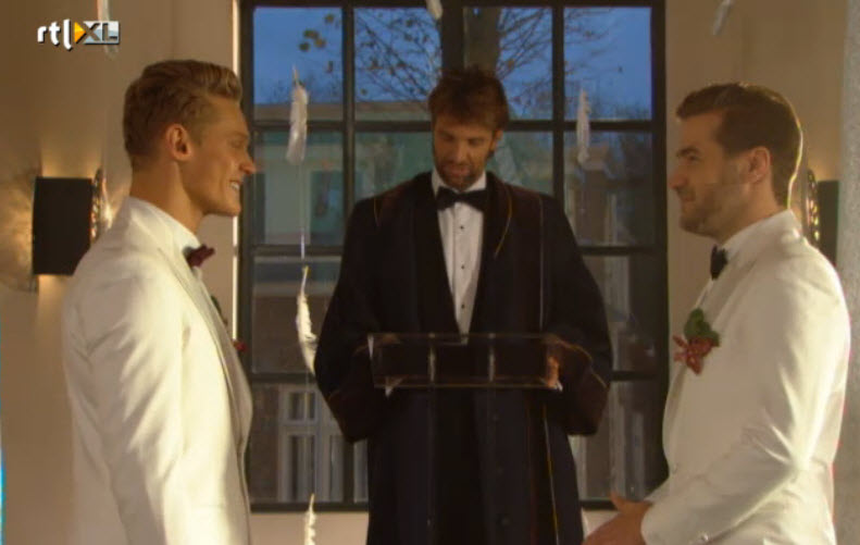 Lucas (l) en Menno geven elkaar het ja-woord in 'Goede tijden, slechte tijden'.