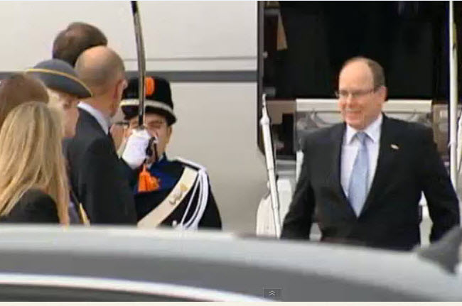 Prins Albert van Monaco arriveert op Schiphol, maar wel alleen.