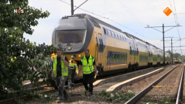 Netto-resultaat van het voorspelde noodweer: wat takken op de rails.