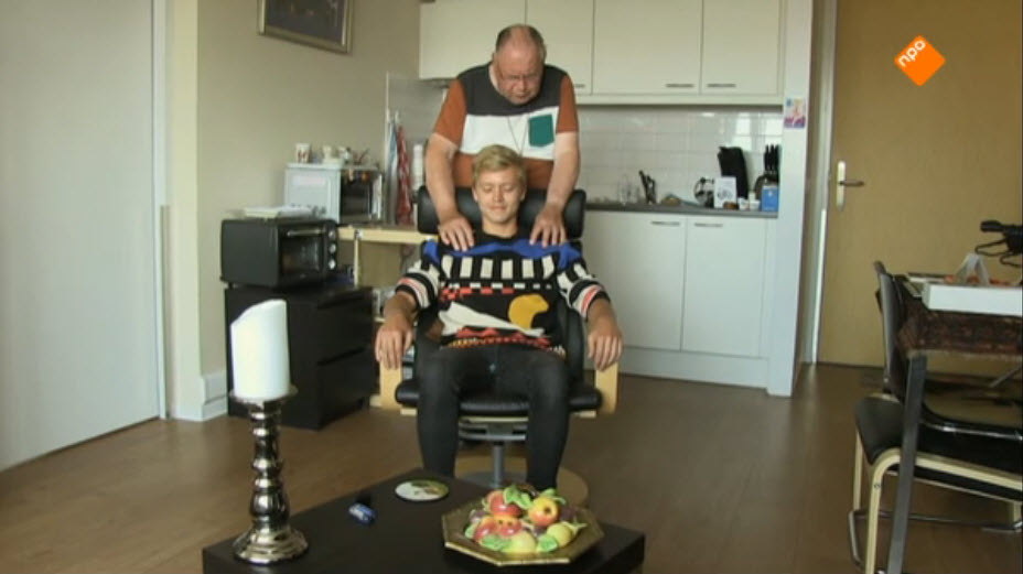 Bewoner Turk bidt met en voor programmamaker Nicolaas Veul.