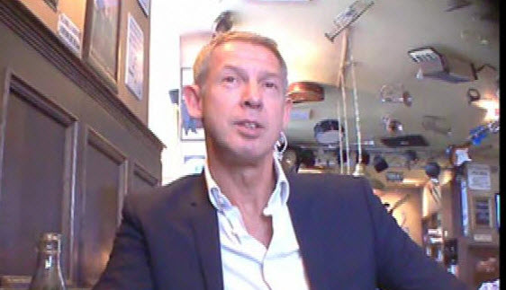 Onno Hoes stiekem gefilmd in allerlaatste 'PowNews'.