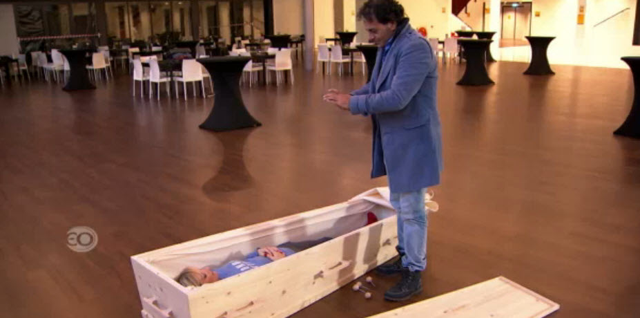 Martine Sandifort in een doodskist voor EO-programma 'De kist'.
