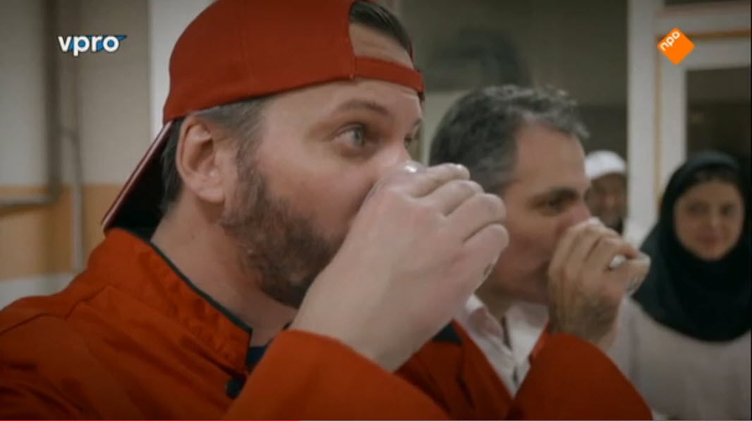 Thomas Erdbrink (l) organiseert een cola-test in Iran.