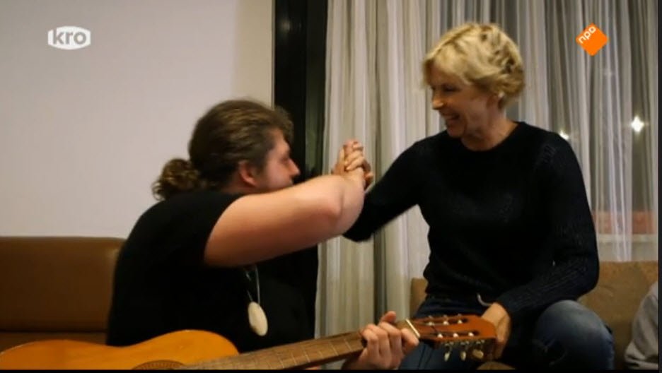 Ontroerend tafereel: patiënt Jur zingt een liedje voor Anita Witzier.