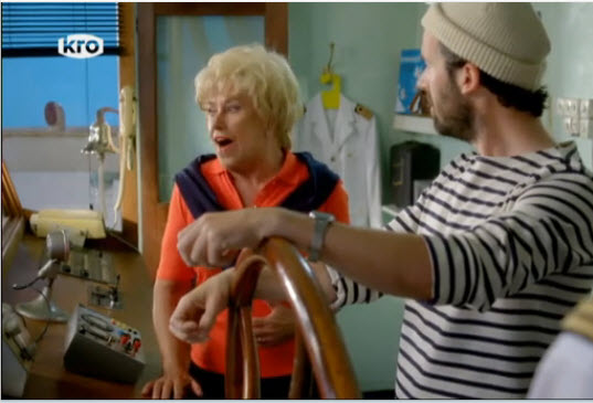 Riek (Jenny Arean) en scheepsjongen Barend (Guy Clemens) in de stuurhut.