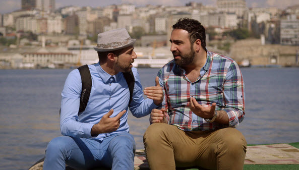 Ara Halici (l) en Sinan Can discussiërend over de genocide op de Armeense christenen.