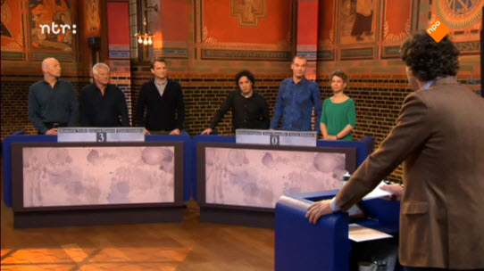 Journalisten van RTL 4 en NOS strijden tegen elkaar.