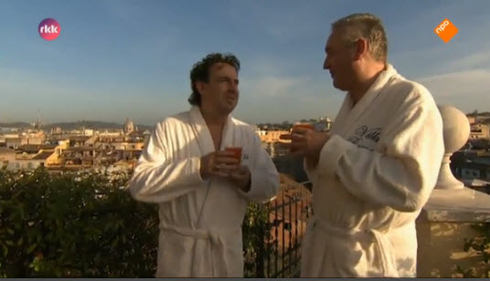 Marco Borsato (l) en Wilfred Kemp op hun dakterras in Rome.