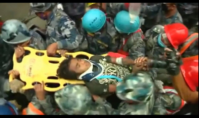 Het tastbare, maar ook hoopvolle gezicht van de ramp in Nepal: Pemba Tamang.