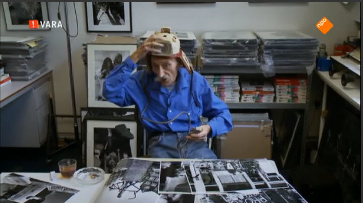Provo-fotograaf Cor Jaring met zijn 'magische helm'.