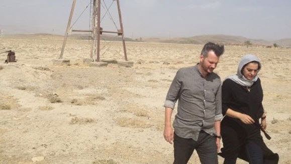 De Zilveren Nipkowschijf voor Thomas Erdbrink, hier samen met zijn vrouw Niusha Tavakolian.