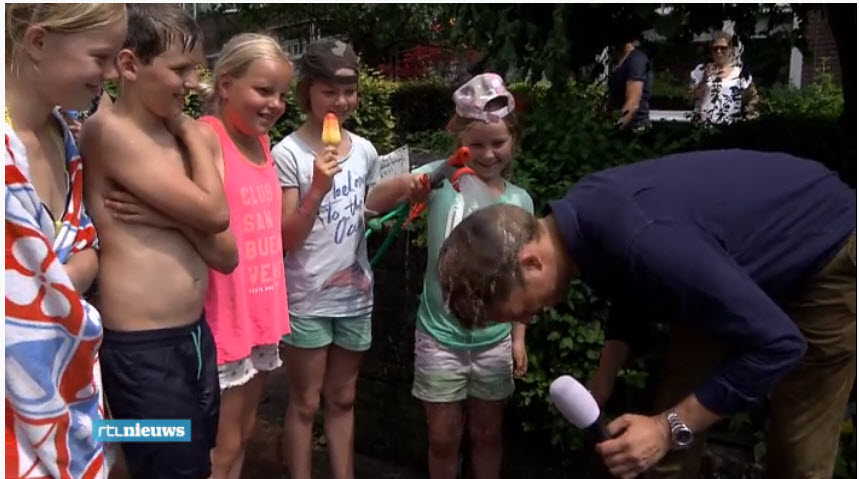 'RTL Nieuws'-verslaggever Geert Gordijn laat z'n haar besproeien.