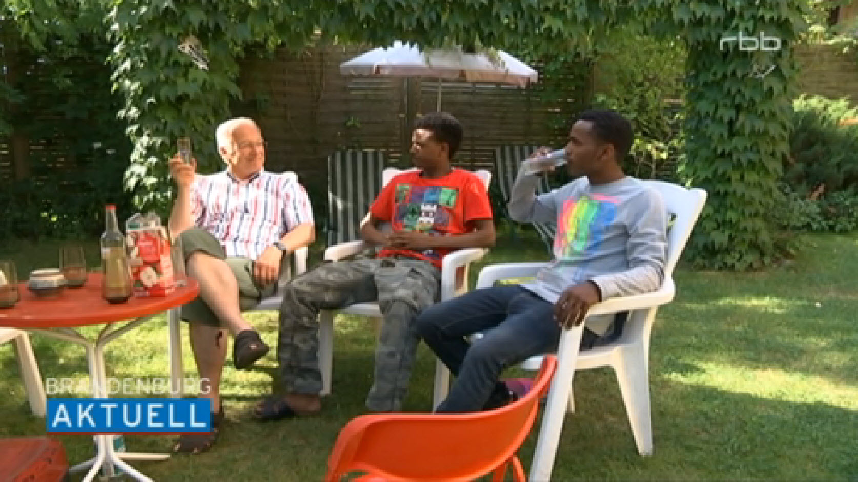 CDUér Martin Patzelt drinkt een glaasje met 'zijn' Eritrese vluchtelingen.