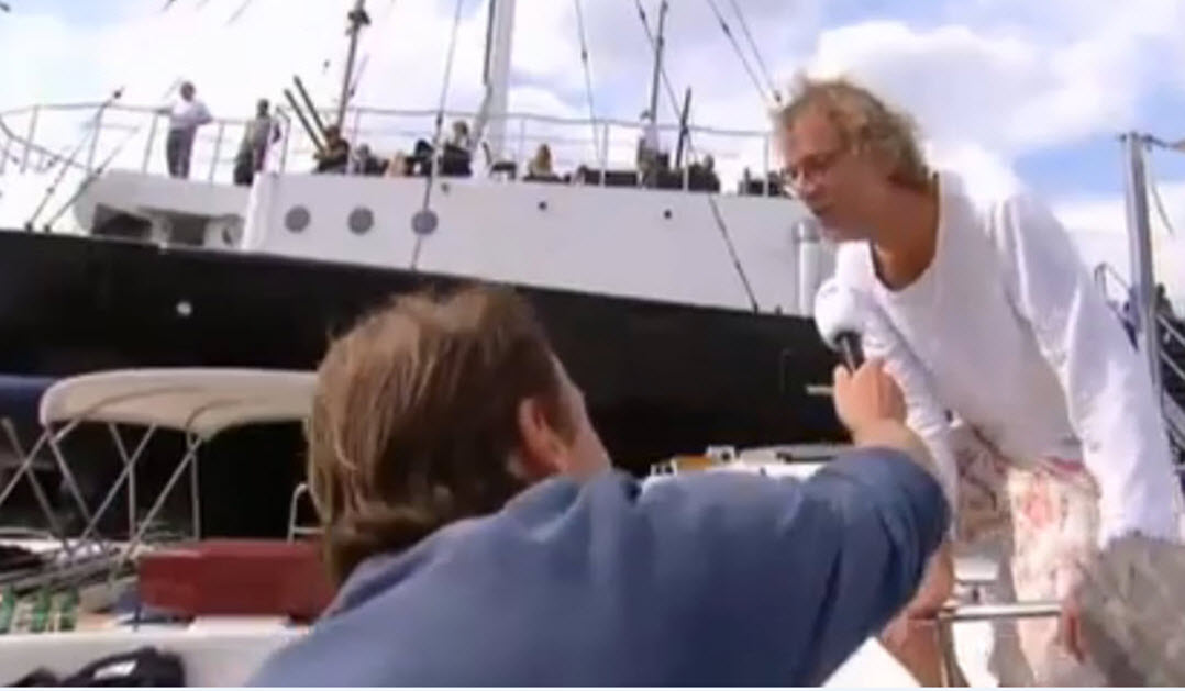 Herman van der Zandt (NOS) vaart op Sail Jeroen Pauw tegemoet.