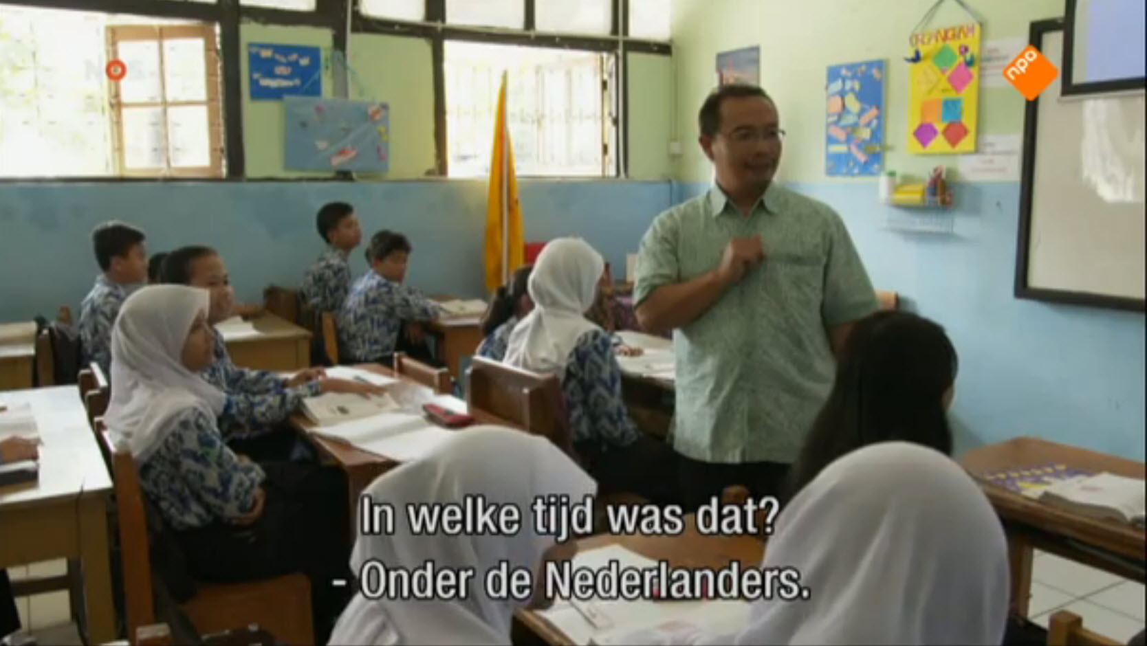 Indonesische kinderen krijgen les over het kolonialisme.