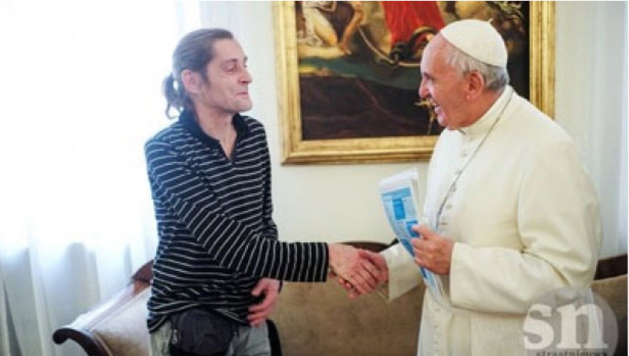 Dakloze versus plaatsbekleder van Christus: interview in Rome.