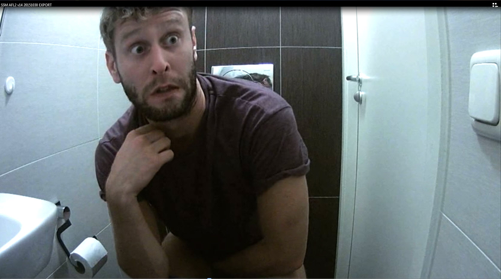 Begluurd tot op de wc. Tim wordt er gek van.