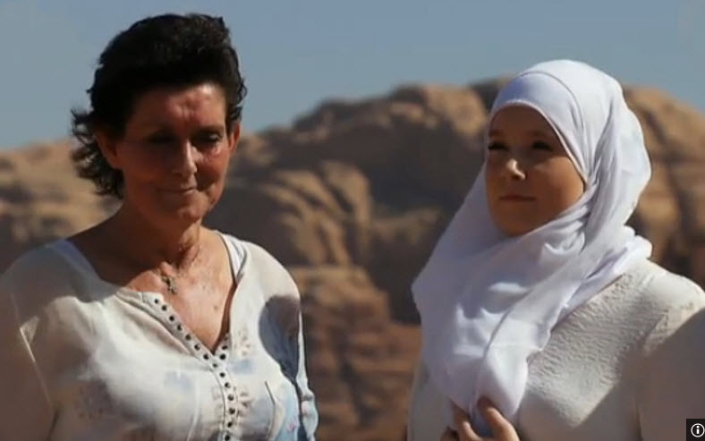 Moeders hebben het moeilijk met hun moslima-dochters in 'Van hagelslag naar halal'.