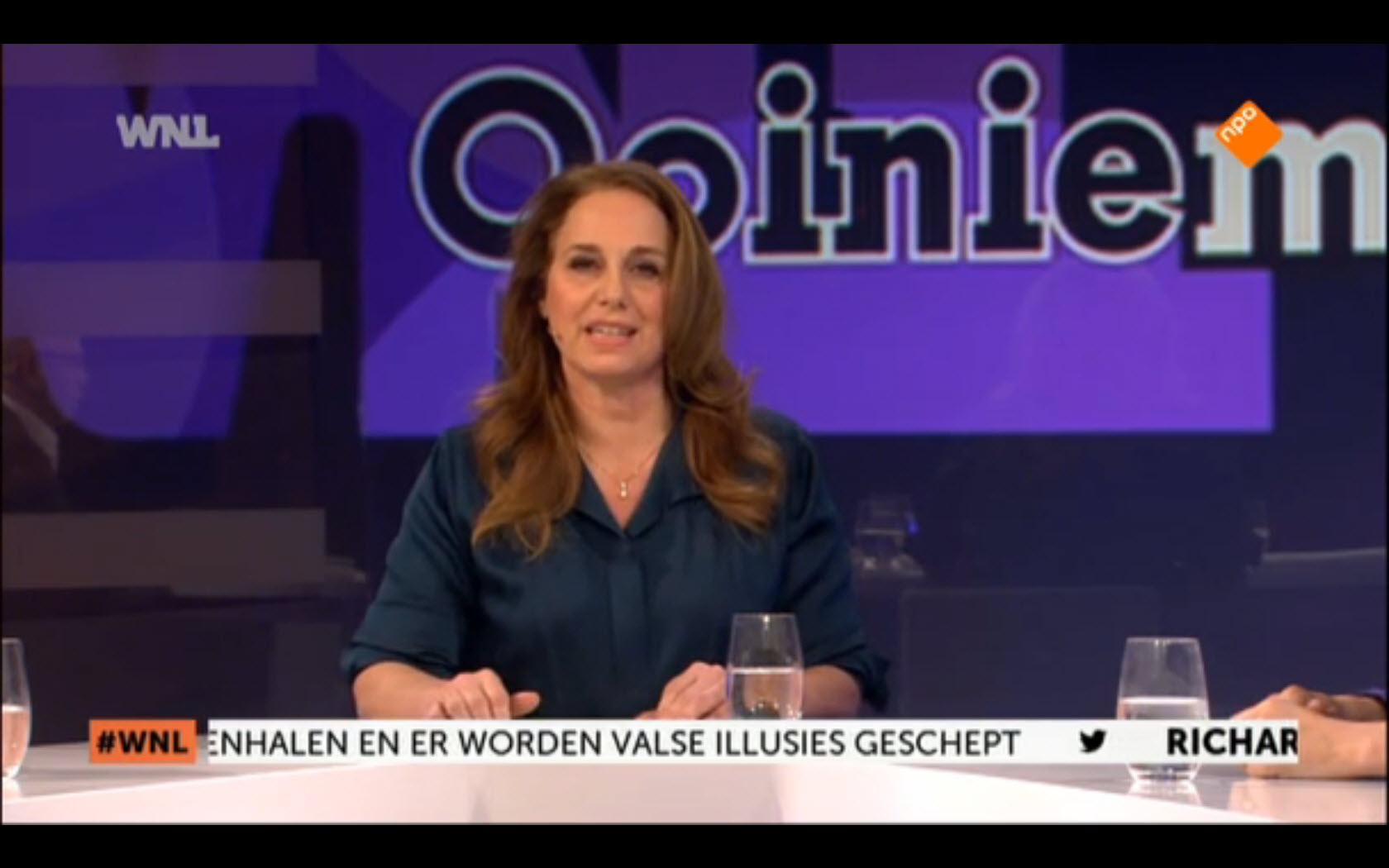 Let op de tekst onderin beeld: illusies geschept...