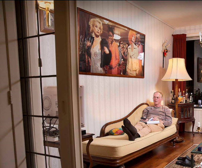 De tv-recensent in vol bedrijf.