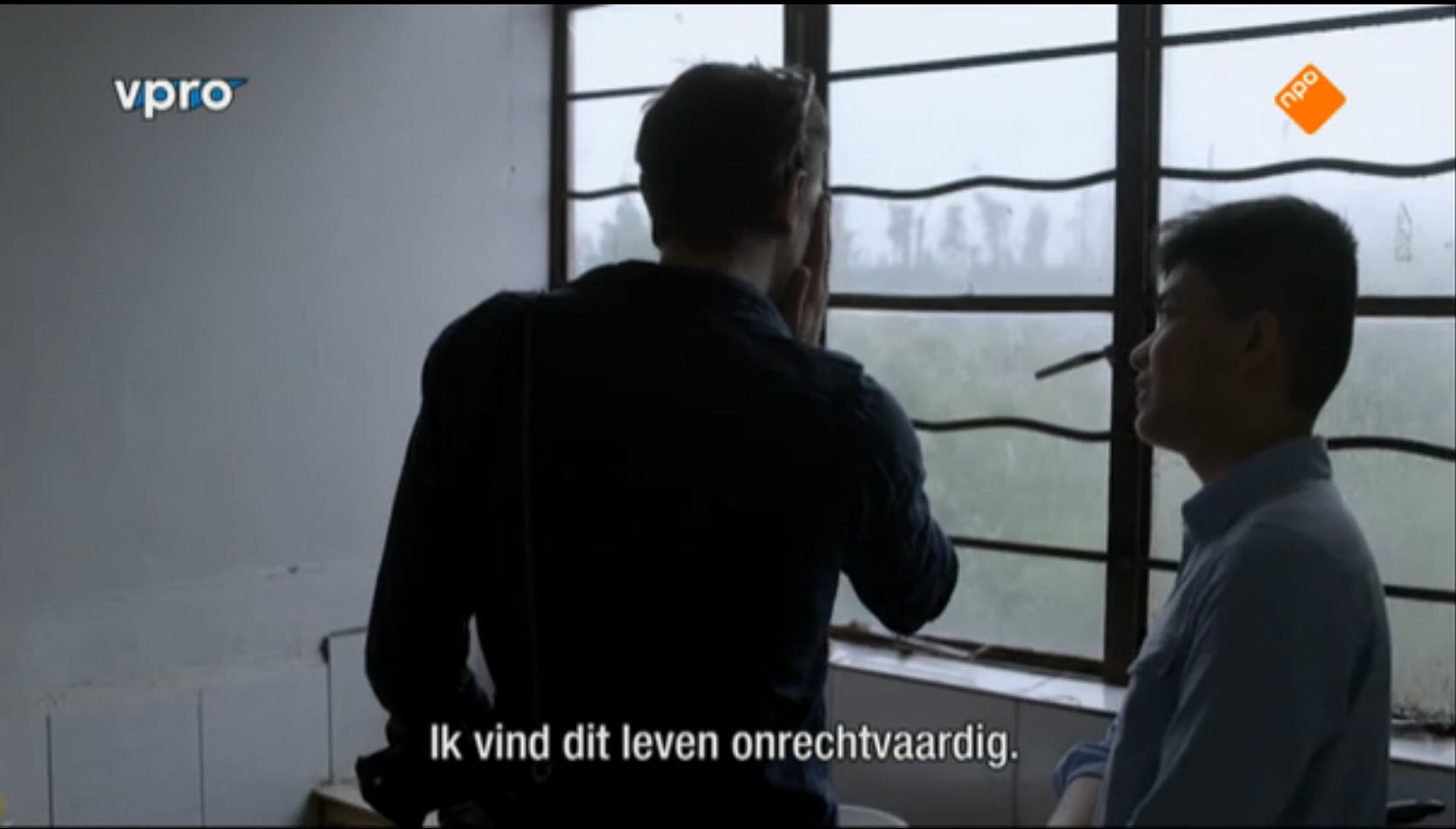 Een ontroerde presentator (l) in 'Langs de oevers van de Yangtze'.