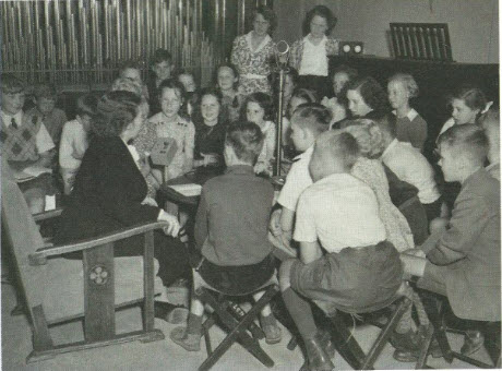 Laura Spelberg met haar zondagsschool.
