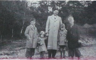 Vlnr. Jaap, Mieke, Everhard sr., Everhard jr. en Gerard Spelberg, ca. 1937