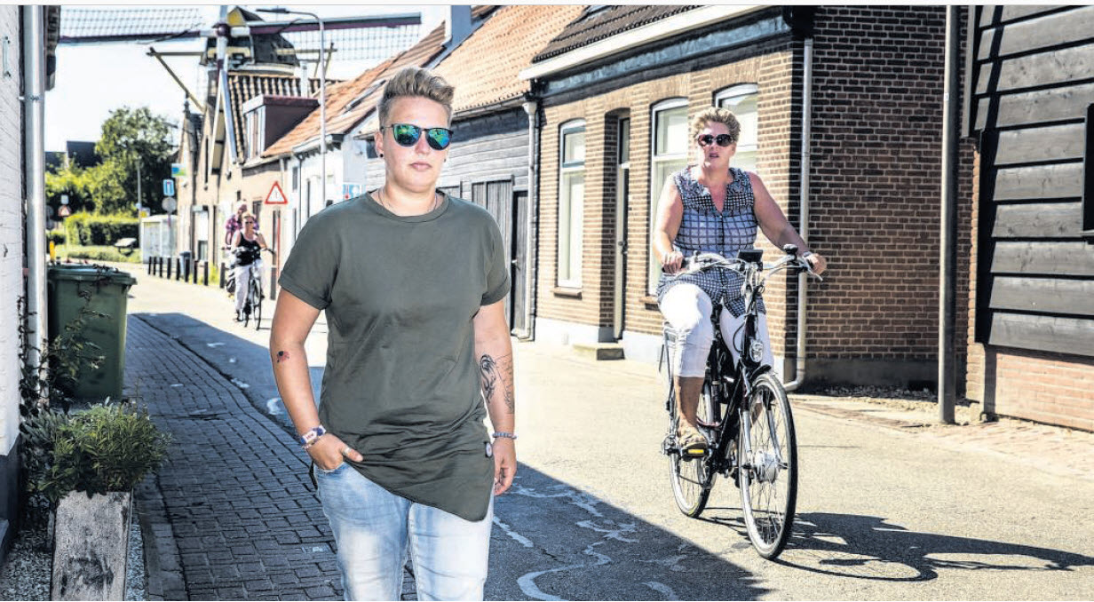 Margaret de Geus in Nieuwe-Tonge: "Toen ik net met mijn vriendin was gaan samenwonen, keken ze nieuwsgierig bij ons naar binnen." Foto Arie Kievit