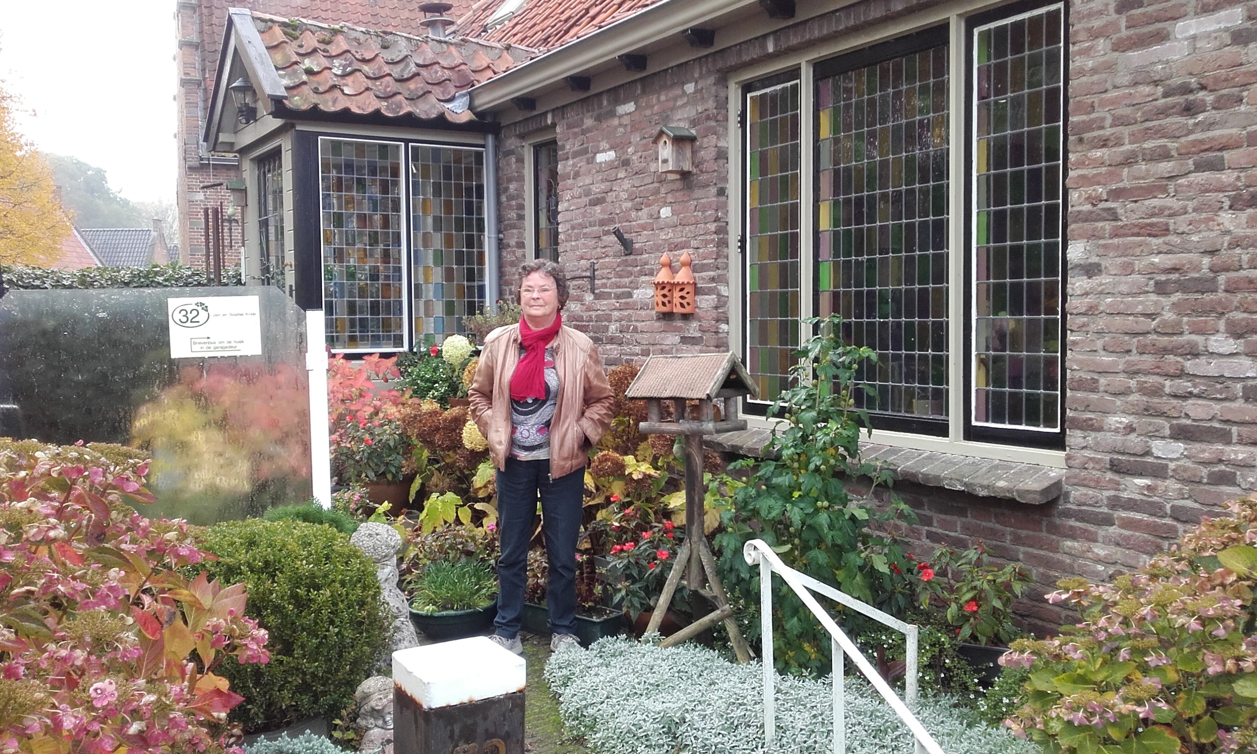 Het huis van Lisa met ervoor de echte bewoonster Sophie Krale.