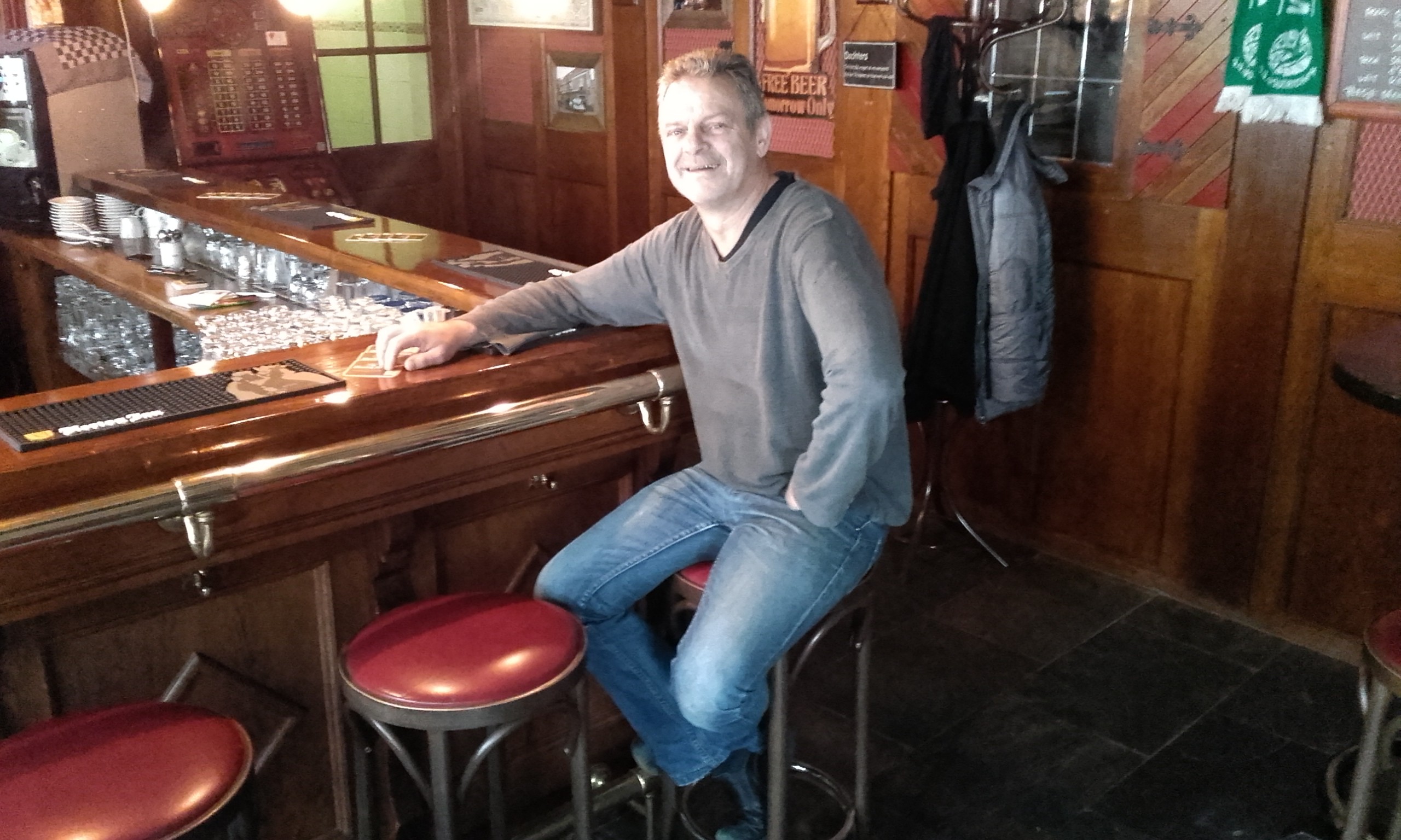 Wim Versteeg op de barkruk van dokter Tinus.