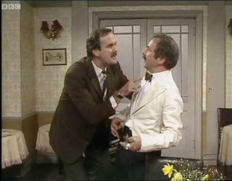 Manuel onder handen genomen door Basil Fawlty.